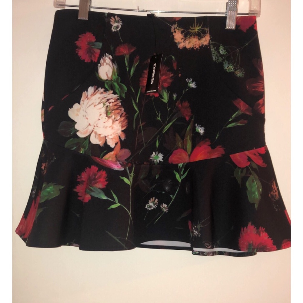 Gorgeous Floral Mini Skirt 🌺